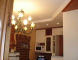 Зонированное пространство кухни подчеркивается членением потолка