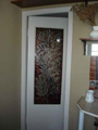 Вместо традиционного стекла в проем двери вставлена
	 витражная роспись,в которой повторен растительный мотив,обыгранный в мозаике и чехлах мебели