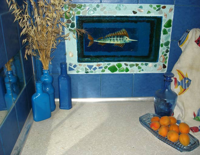 Рыба на стене в кухне