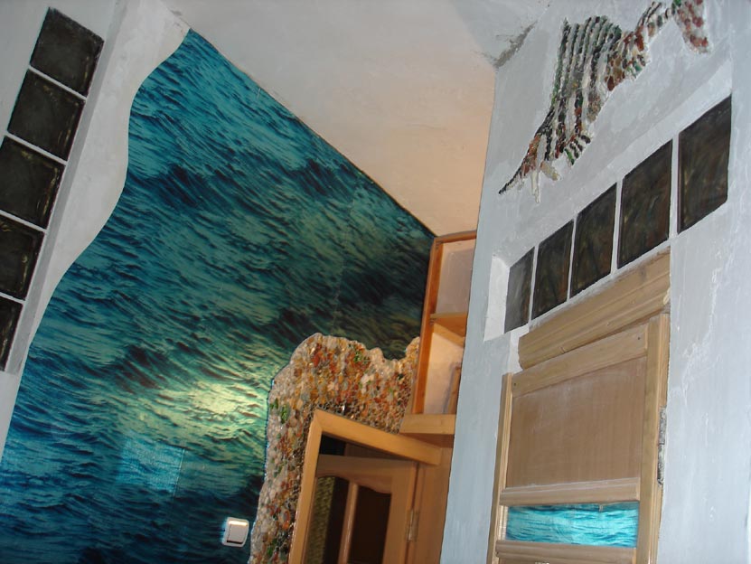 Коридор с 
	мозаикой и шелкографическими обоями, имитирующими морскую гладь